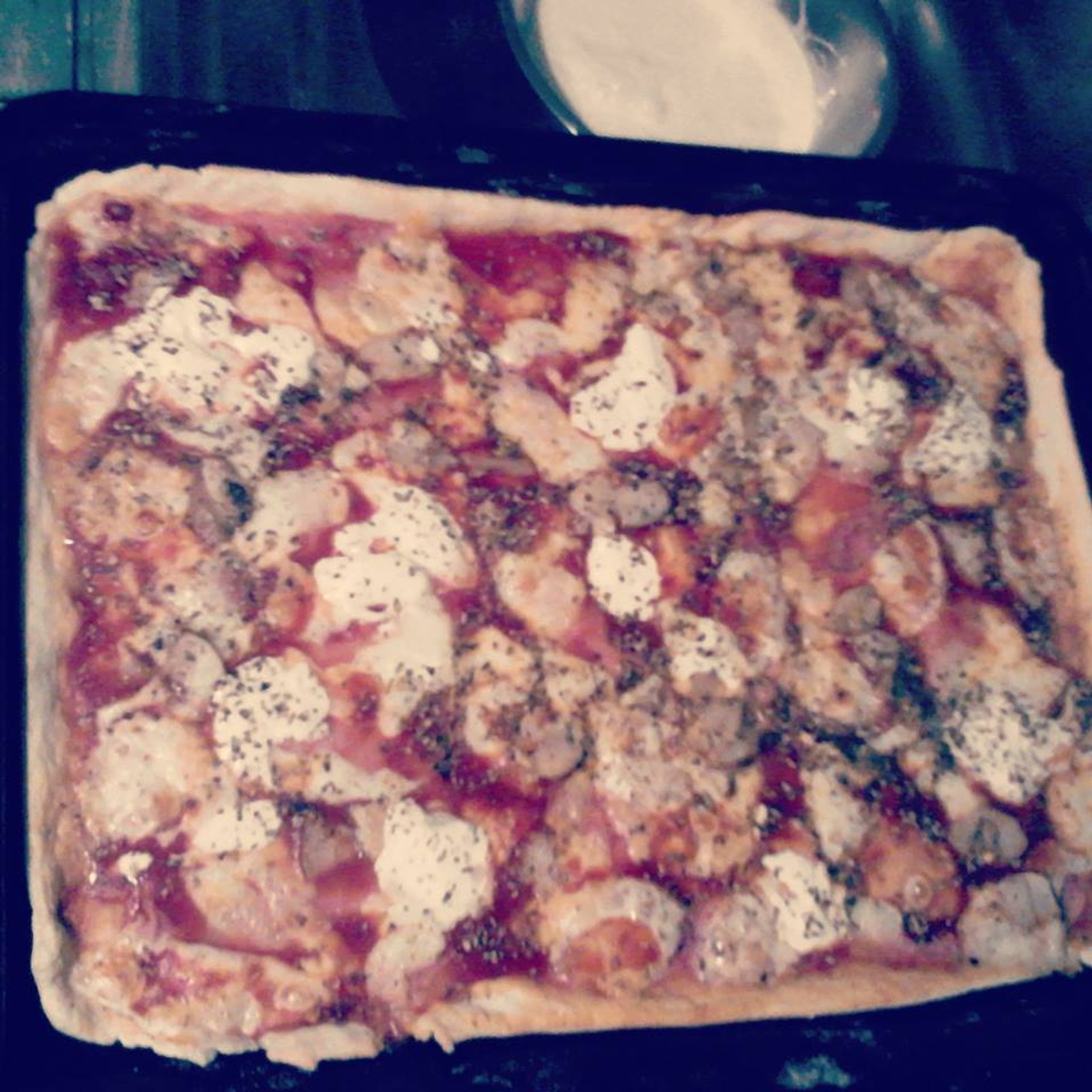 Pizza sa mozzarellom i vrhnjem