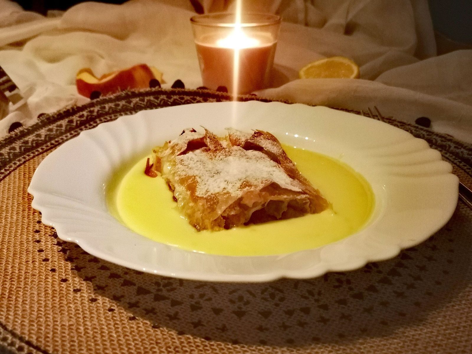 Štrudla s jabukama u umaku od vanilije