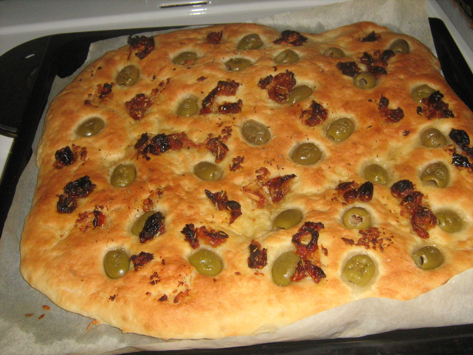 Foccacia con pomodori secchi e olive verdi (fokaca sa susenim paradajzom i zelenim maslinama)