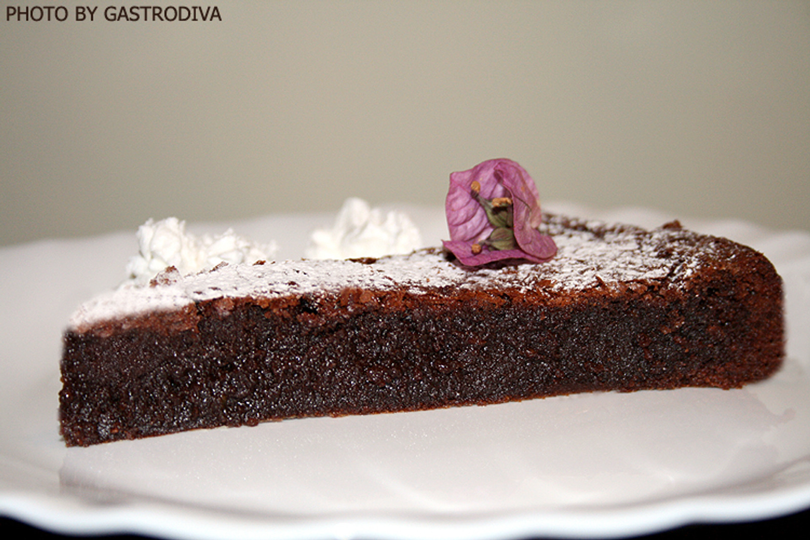 TOPLA ČOKOLADNA TORTA