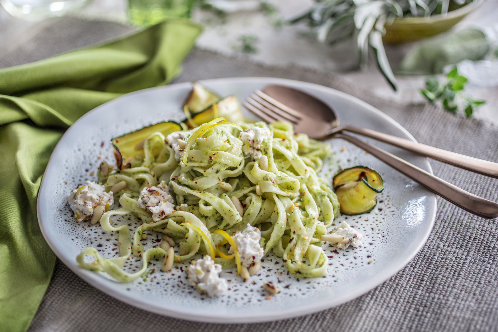 Tagliatelle s pestom od tikvica