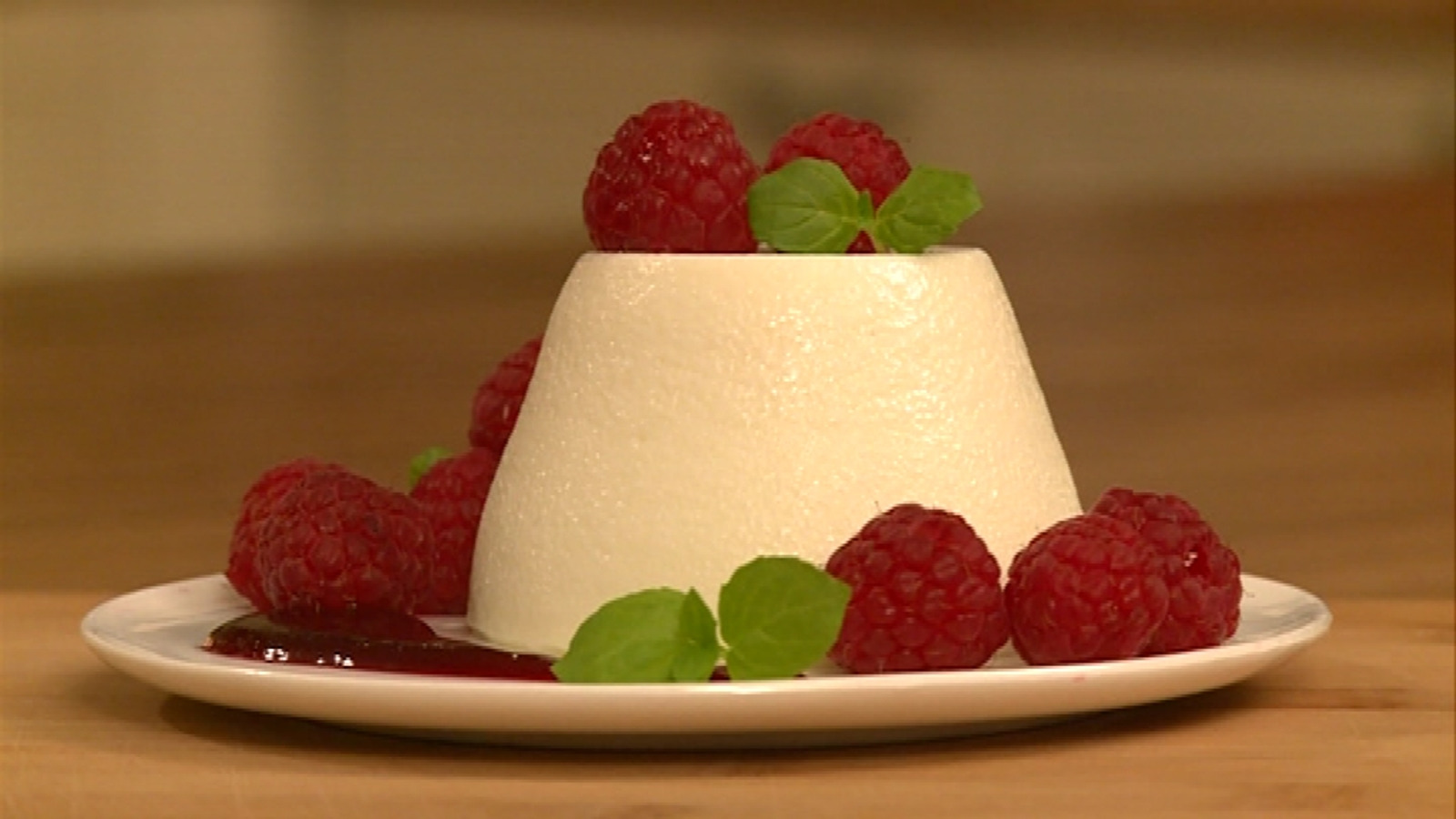 Panna cotta s crvenim voćem