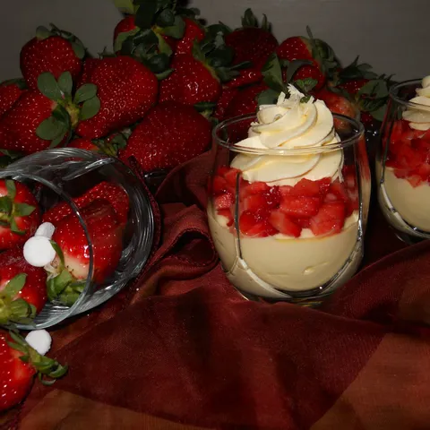 Krem desert sa jagodama i bijelom cokoladom