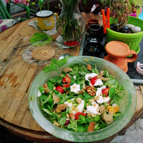 I okolo salata... Sa trešnjicama i sirom