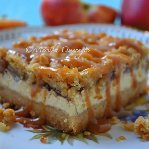Crumble Cheesecake sa jabukama i karamel sosom