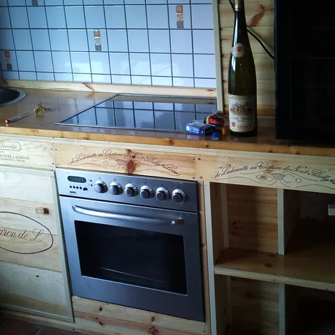 Uradi sam,kuhinjica od sanduka za vino...