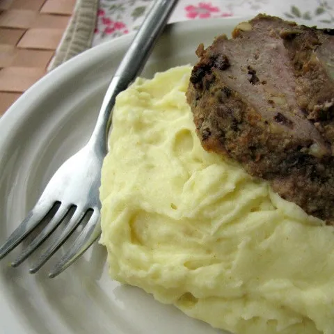 Mesna štruca sa suhim voćem i krumpir pire sa curryjem