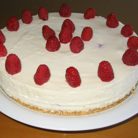 Cheese Cake sa belom čokoladom i malinama