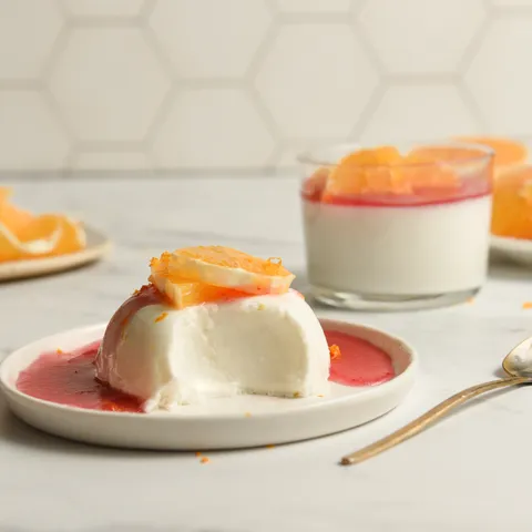 Panna cotta s preljevom od malina i narančom