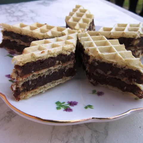 Oblatne sa čokoladom, lješnjacima i keksima
