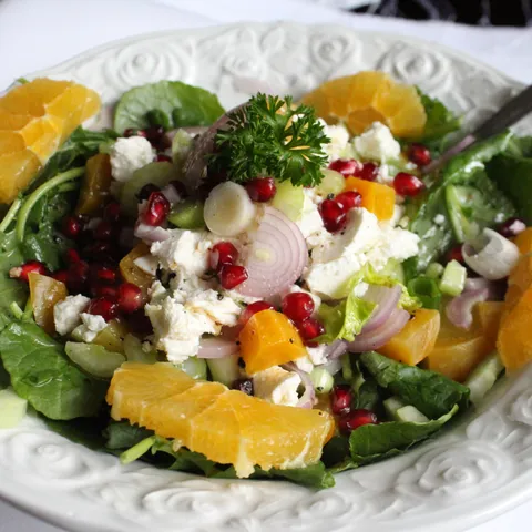 Salata od cvekle na posteljici od zelene salate
