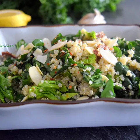 Salata od quinoe, susenog paradajza i spanaca