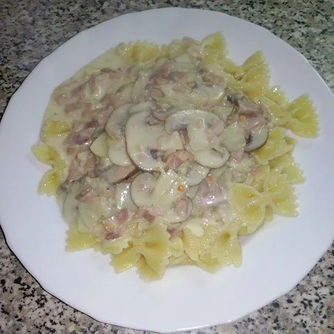 Šampinjoni sa šunkom u umaku