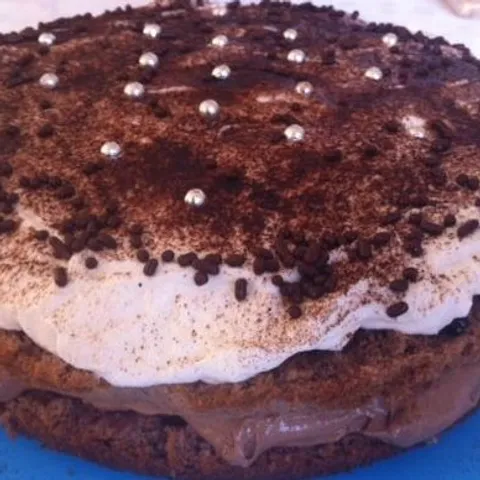 Torta od crne i bijele čokolade sa šumskim voćem