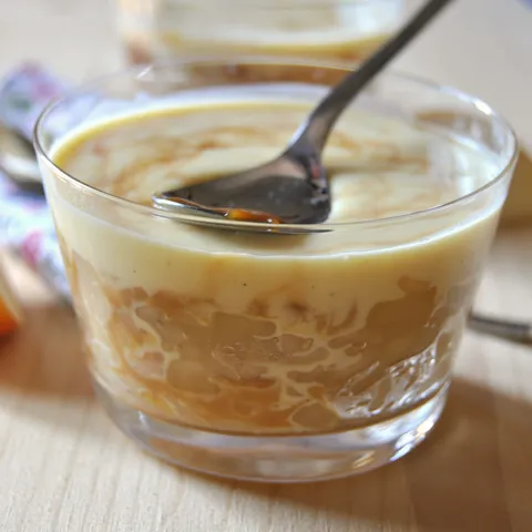 Puding od riže s jabukama, custardom i karamelom