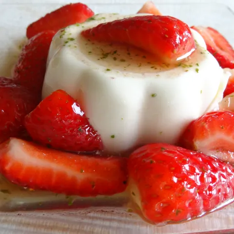 Panna cotta od badema s jagodama u sirupu od mente od Ane Ugarković