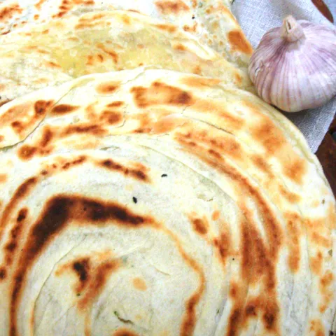 Lachcha Paratha sa bijelim lukom i peršunom