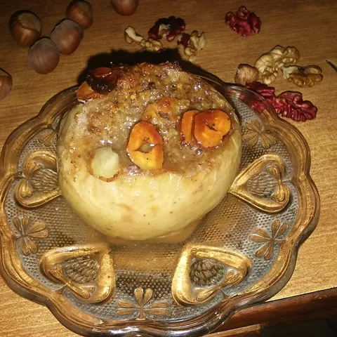 Pečena jabuka sa lešnicima i rumom