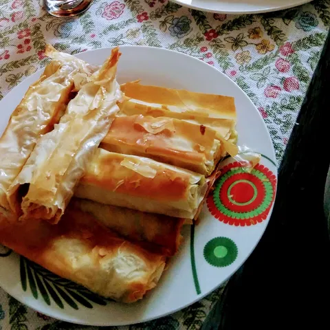 Miješani burek od pilećeg i faširanog mesa