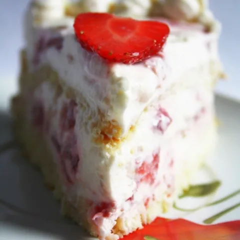 Torta s jagodama, kokosom i sirom