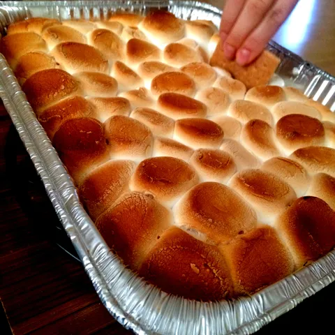 topli umak od cokolade i marshmallows / hot s'mores dip