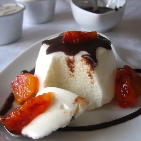 Panna cotta s jogurtom i preljevom od čokolade