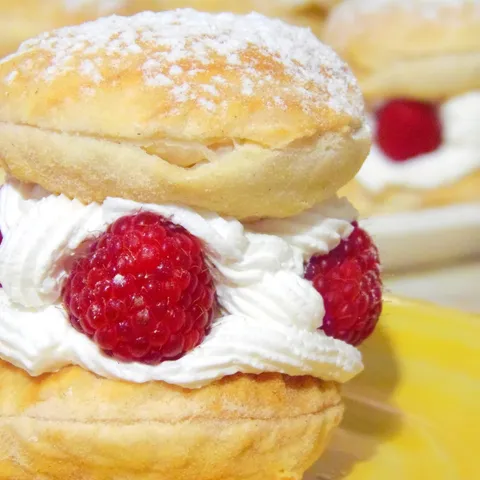 Mille-feuilles s malinama i kremom od vanilije