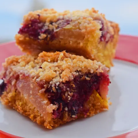 ღ Crumb cake  sa kruškama i bobičastim voćem
