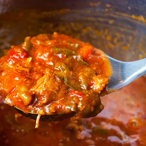 LJUTI SVINJSKI (PILECI) GULAS