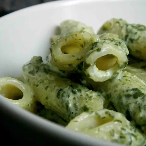 Pasta u kremastom umaku od sira i spanaća