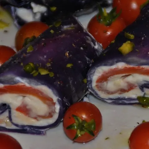 Rolnice  od crvenog kupusa  , ricotta sira , i crvene paprike