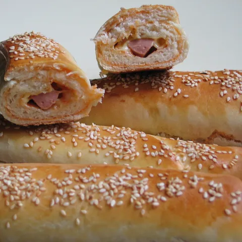 Klipići sa hrenovkom i sirom