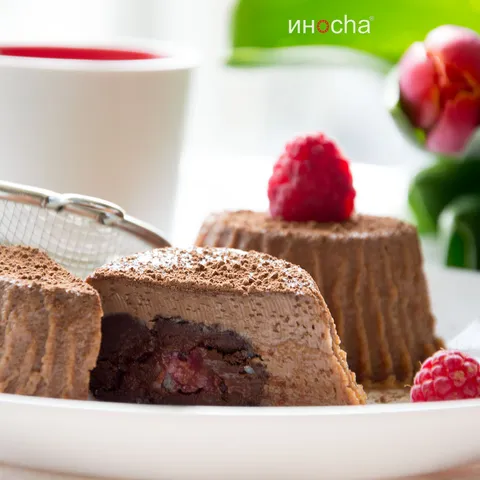 Čokoladni puding sa tamnom čokoladom i malinama