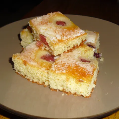 KOLAC SA KOKOSOM I TRESNJAMA