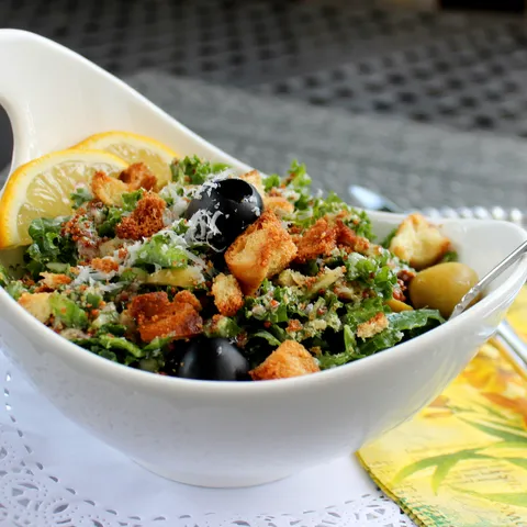 Cezar salata od lisnatog kelja ( Kale Caesar Salad )