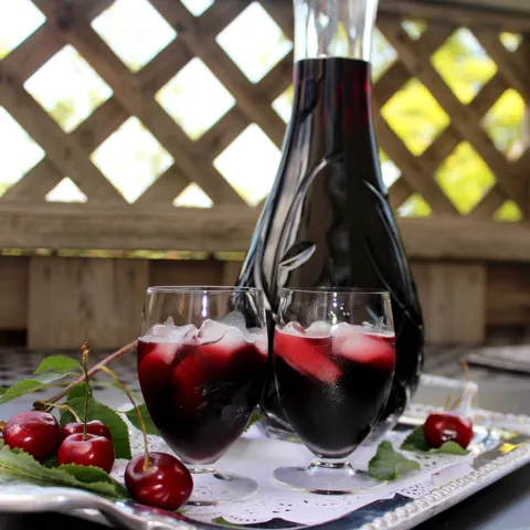 Aromatično vino / liker od lišća trešanja