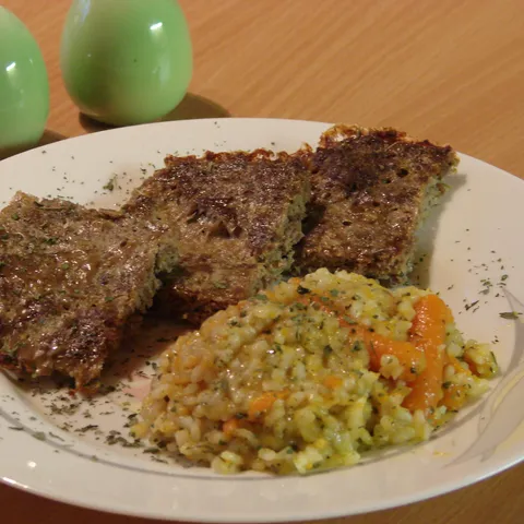 Zapečeno mljeveno meso ( prilog: riža s mrkvom )