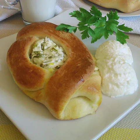 lađice sa sirom ili mljevenim mesom
