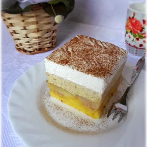 Prevrnuti krem kolač sa jabukama i orasima