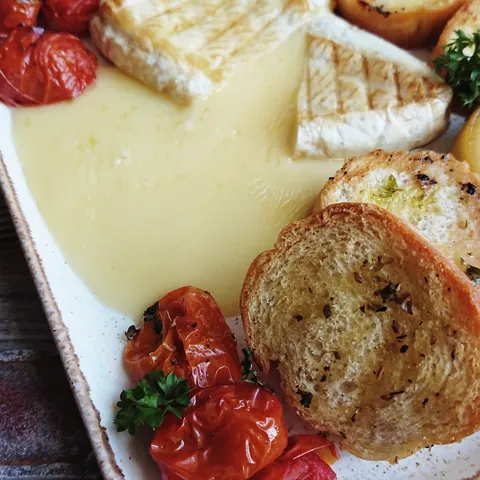 Meze sa Brie sirom