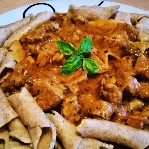 Aromatični mesni ragu s domaćim integralnim makaronima