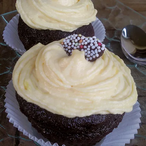 Čokoladni cupcake s kremom od agruma