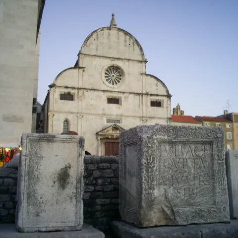 Sv. Marija u Zadru (sa dodatcima u prvom planu, a ja ne znam što je to)