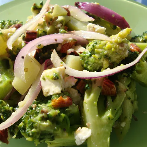 Brokoli salata sa lukom i bademima