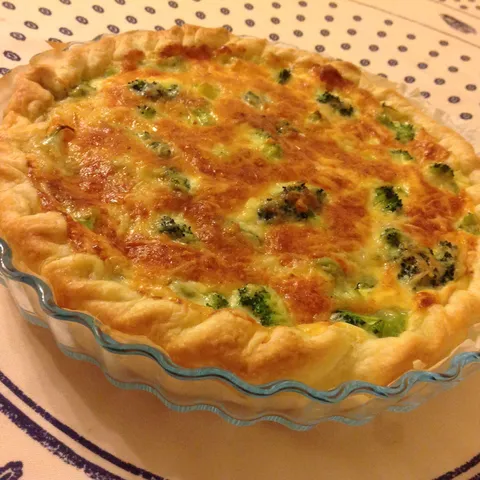 Kiš (quiche) od brokolija, šunke i sira