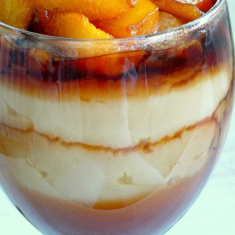 Karamel-breskva desert