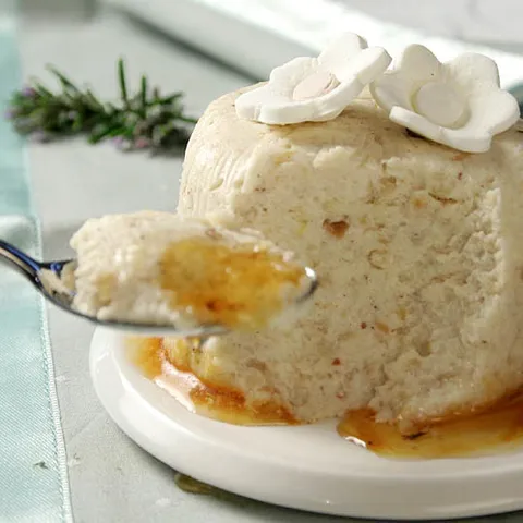 Desert s bijelom čokoladom i umakom od ružmarina