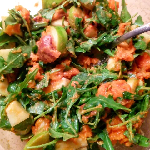 Salata od rikule, jabuke i batata