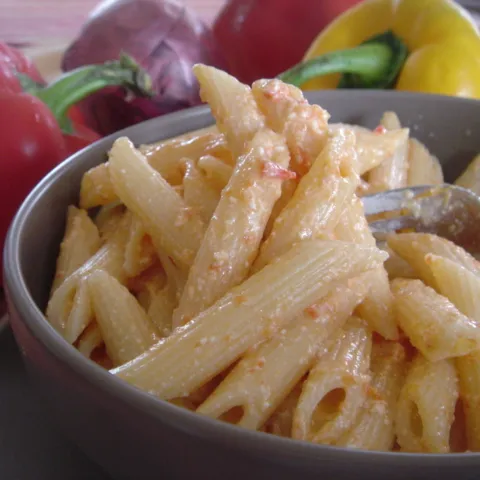 Penne s paprikom i svježim sirom
