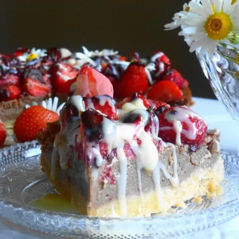 Tart s jagodama u kremi od bijele i tamne čokolade